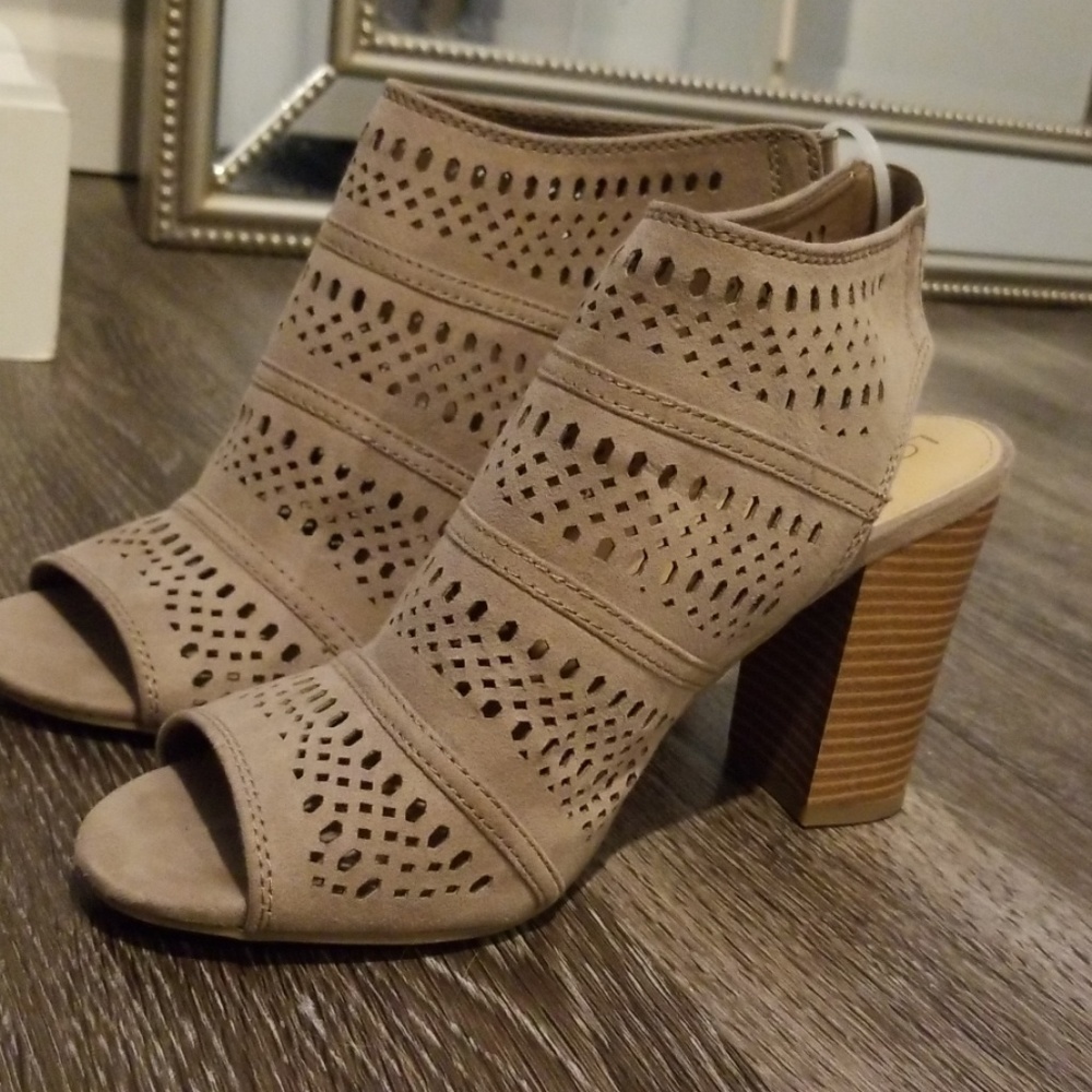Peep toe heel